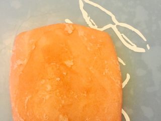 14、椰蓉开口酥,折放的口向下，把面团按扁