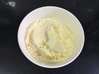 2、椰蓉饼干,用电动打蛋器打成发白羽毛状。