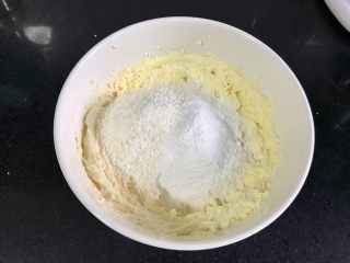 5、椰蓉饼干,加入所有粉类。