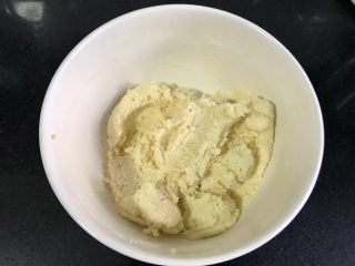 6、椰蓉饼干,用刮刀拌匀。