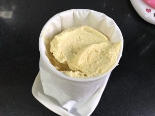 8、椰蓉饼干,把饼干面糊装入裱花袋，烤箱预热190度。