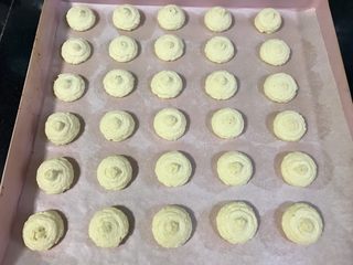 9、椰蓉饼干,挤到烤盘里。