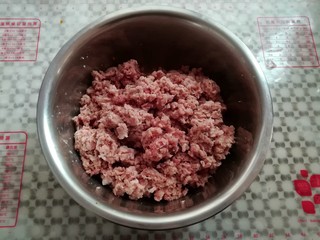 2、自制脆皮肠,用绞肉机或者料理机绞碎，喜欢颗粒感的打粗一点，喜欢口感细腻的打成肉糜