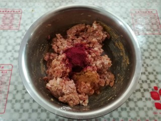 4、自制脆皮肠,加入红曲粉和五香粉