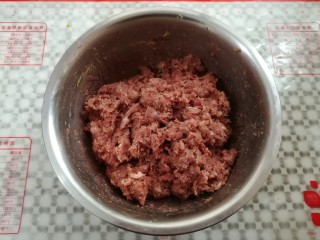 5、自制脆皮肠,用筷子混合均匀放一边腌制20分钟