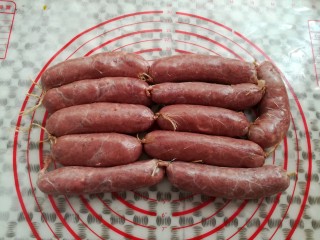 9、自制脆皮肠,灌好的猪肉肠每10厘米扎2个线间隔封口，在猪肉肠上用牙签扎一些小洞把空气排掉