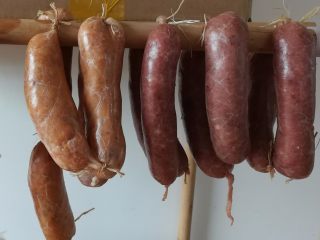 10、自制脆皮肠,把猪肉肠挂起来吹4小时以上，过夜更好，这步是让猪肉肠做成脆皮肠的关键