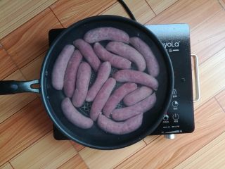 11、自制脆皮肠, 把吹好的脆皮肠放入冷水锅里，中小火慢慢煮，不要煮沸