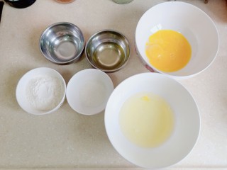 1、草莓酸奶蒸蛋糕,蛋清蛋黄分离。