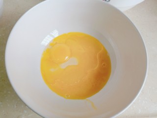 2、草莓酸奶蒸蛋糕,蛋黄中加入10g白砂糖，40g植物油，搅拌均匀后加入50g水。