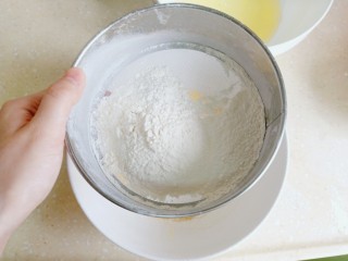 3、草莓酸奶蒸蛋糕,70g面粉过筛搅拌均匀。