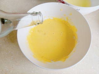 4、草莓酸奶蒸蛋糕,搅拌后加入几滴白醋去腥。