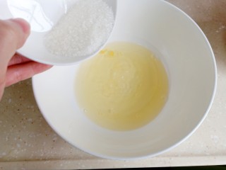 5、草莓酸奶蒸蛋糕,蛋清中分三次加入砂糖。