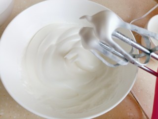 8、草莓酸奶蒸蛋糕,蛋白打发至搅拌器提起有小弯勾即可。