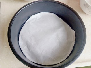 11、草莓酸奶蒸蛋糕,模具底部铺上烘培油纸，或者在碗底部刷油。