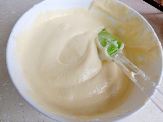 10、草莓酸奶蒸蛋糕,把搅拌好的蛋黄部分倒入剩下的蛋白中，切伴均匀。