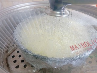 13、草莓酸奶蒸蛋糕,水沸腾后转中火盖上锅盖蒸40分钟中途最好不要打开锅盖，蒸好后关火焖6分钟后再开盖。