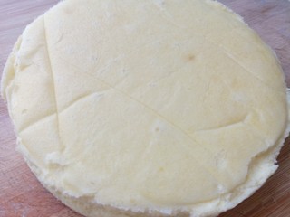 14、草莓酸奶蒸蛋糕,蛋糕蒸好脱膜，抹上酸奶加入草莓或者自己喜欢的水果即可。