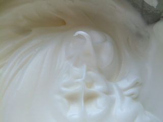 8、原味基础戚风蛋糕,打发到如图这种弯钩状态，这是湿性发泡，做蛋糕卷的话，这种状态就可以了。但是戚风蛋糕需要继续，再加入最后的三分之一的糖打发。