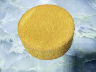 15、原味基础戚风蛋糕,完成后取出倒扣在晾网上，晾凉脱模。脱模的方法，一是可以用脱模刀沿边缘刮一圈，托底向上就可以了。二是直接用手沿边缘扒一圈，蛋糕组织很有弹性