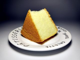 16、原味基础戚风蛋糕,如果戚风出炉后回缩塌陷，一般是蛋白打发不够，或者没有烤熟就遇冷了。所以最好中途不要开烤箱。