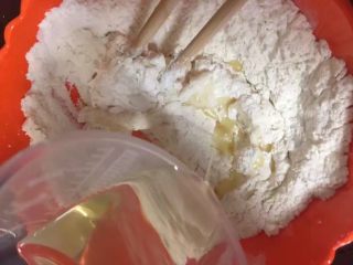 6、酥脆菠萝派,最后加入玉米油搅拌成面絮