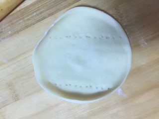 17、酥脆菠萝派,擀成饺子皮，一定用叉子在面皮叉两排孔，穿透，这样炸的时候不易开口