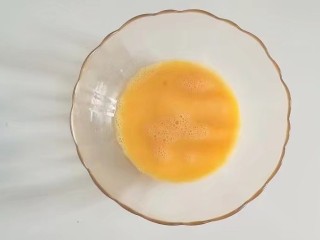 1、果味长崎纸杯蛋糕,全蛋液加入白糖和蜂蜜用手抽搅拌均匀；将混合好的全蛋液坐温水进行打发；