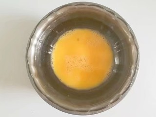 2、果味长崎纸杯蛋糕,将混合好的全蛋液坐温水进行打发；