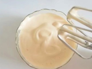 3、果味长崎纸杯蛋糕,打发至如图有纹路画8字不容易消失的状态即可；