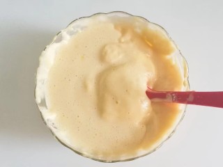 7、果味长崎纸杯蛋糕,然后再将混合好的黄油蛋糊倒入剩下的蛋糊中翻拌均匀