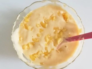 8、果味长崎纸杯蛋糕,再加入适量凤梨果肉快速翻拌几下；