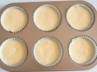 9、果味长崎纸杯蛋糕,将做好的蛋糕糊均匀的倒入六连模纸杯中，轻轻震荡几下，然后放入预热好的烤箱中层，上下火170度烤20分钟左右即好；