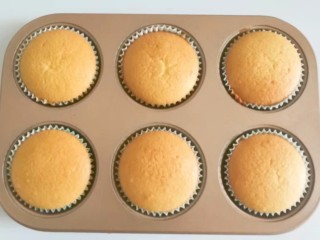 10、果味长崎纸杯蛋糕,烤好的蛋糕出炉直接在六连模中晾凉；