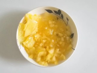 11、果味长崎纸杯蛋糕,取适量凤梨果肉切成细丁和三角薄片，再拌入适量蜂蜜；