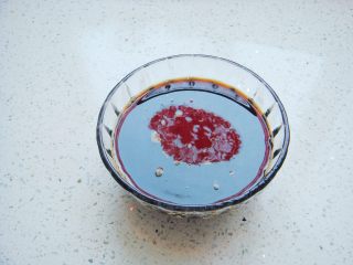 2、葡萄干红糖软欧,150克水(分量内)煮沸,倒入红糖里搅拌使之融化。