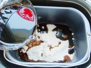 3、葡萄干红糖软欧,面粉里挖小坑,倒入耐高糖酵母粉盖上面粉,在一角处倒入盐。(避免酵母粉与盐直接接触影响酵母活性)