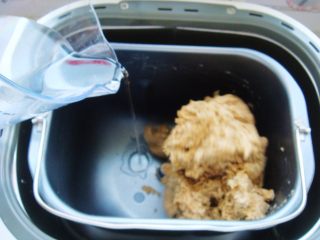 4、葡萄干红糖软欧,开始和面,再加入余下的清水。