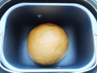 5、葡萄干红糖软欧,和成团后,进行发酵至两倍大。