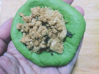 7、【网上厨房独家】抹茶肉松(蜜豆)小餐包,取出面团排气,包入肉松