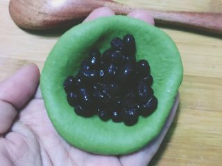 8、【网上厨房独家】抹茶肉松(蜜豆)小餐包,包入蜜豆