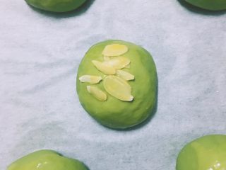 11、【网上厨房独家】抹茶肉松(蜜豆)小餐包,蜜豆馅的洒上杏仁片以与肉松的区别