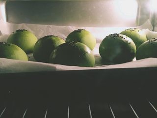 12、【网上厨房独家】抹茶肉松(蜜豆)小餐包,烤箱上下火180度预热,中层大约12min,为了防止上色过深可以临出炉时快速加盖锡纸