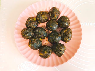 1、枣泥核桃馅老婆饼,自制的红枣泥核桃球，少油无糖，非常健康