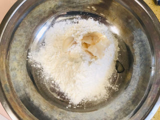 2、枣泥核桃馅老婆饼,先制作油酥，使用低筋面粉增加酥性，面粉中加入猪油