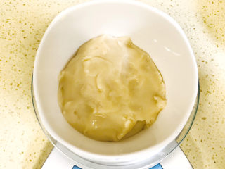 3、枣泥核桃馅老婆饼,用手揉成面团，盖上保鲜膜，放冷箱冷藏一下，防止流油（冬天不需要冷藏）