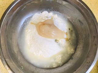 4、枣泥核桃馅老婆饼,准备水油皮，糖与中筋面粉混合均匀，加入开水和猪油