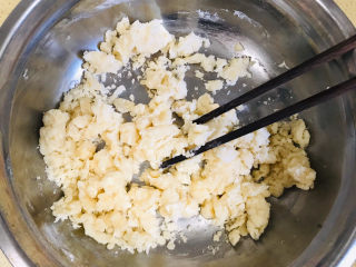 5、枣泥核桃馅老婆饼,用筷子快速搅拌均匀，继续用手揉成面团，可以多揉一会儿