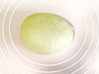 6、枣泥核桃馅老婆饼,移至案板上，继续揉几下，就成光滑的面团了