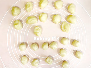 7、枣泥核桃馅老婆饼,从冰箱拿出油酥，水油皮和油酥都均分12份